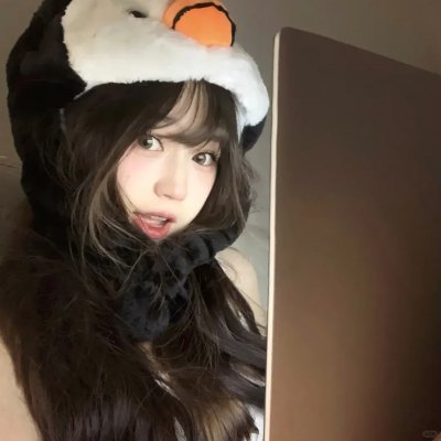 高墙、黑色与帅小伙